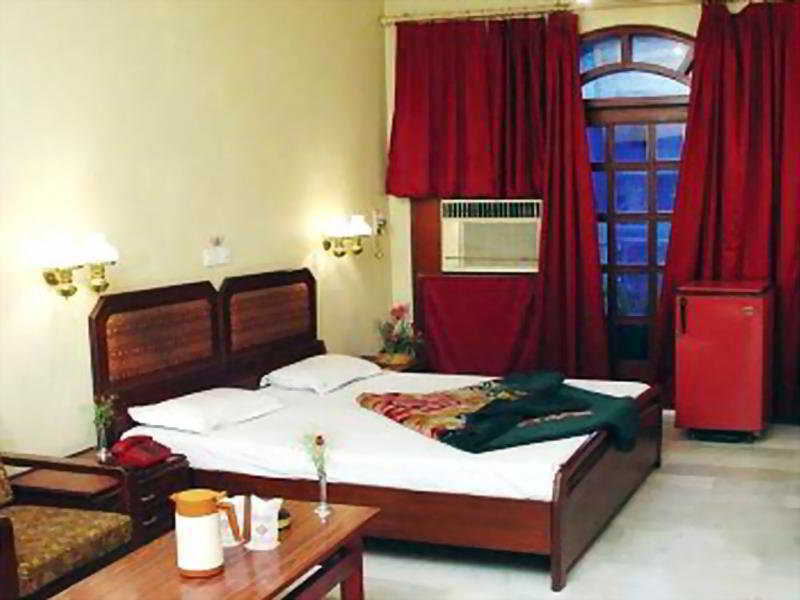 Hotel Pooja Palace Νέο Δελχί Δωμάτιο φωτογραφία