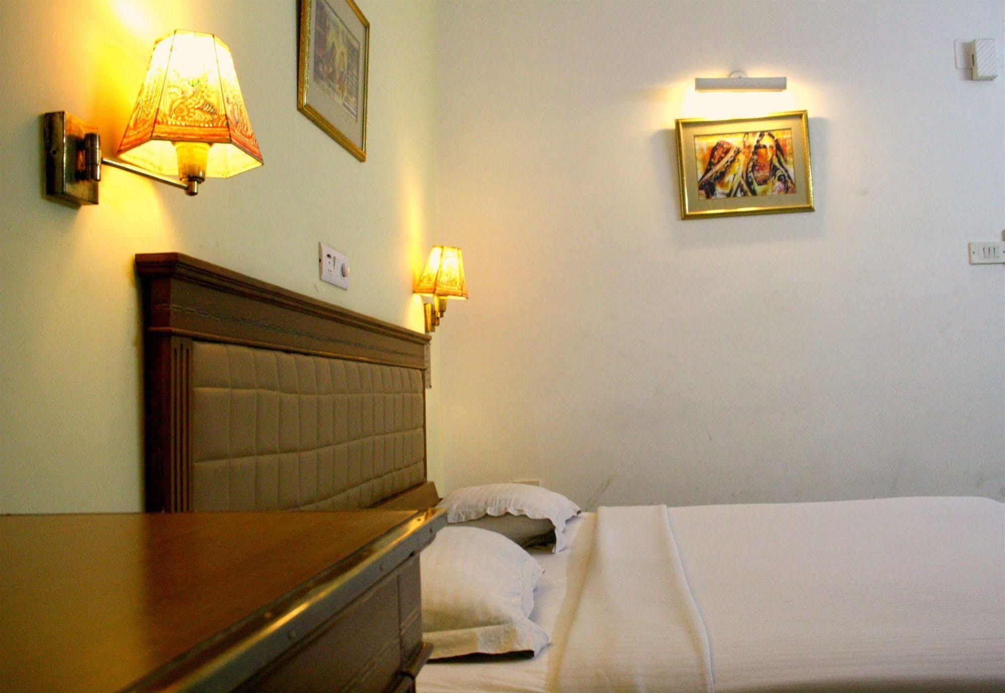 Hotel Pooja Palace Νέο Δελχί Εξωτερικό φωτογραφία